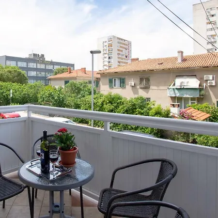 Angie Apartment Split